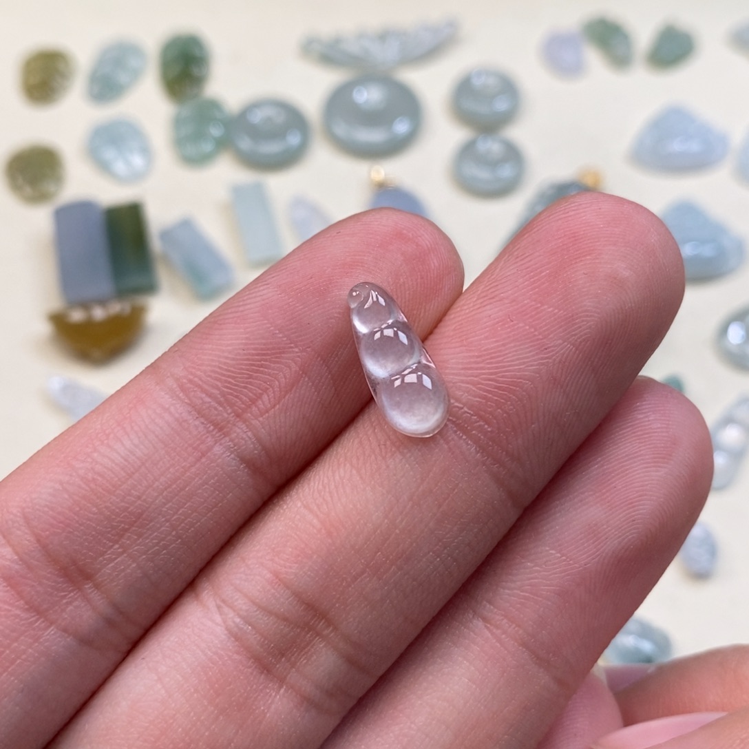 翡翠未镶嵌颈饰福豆