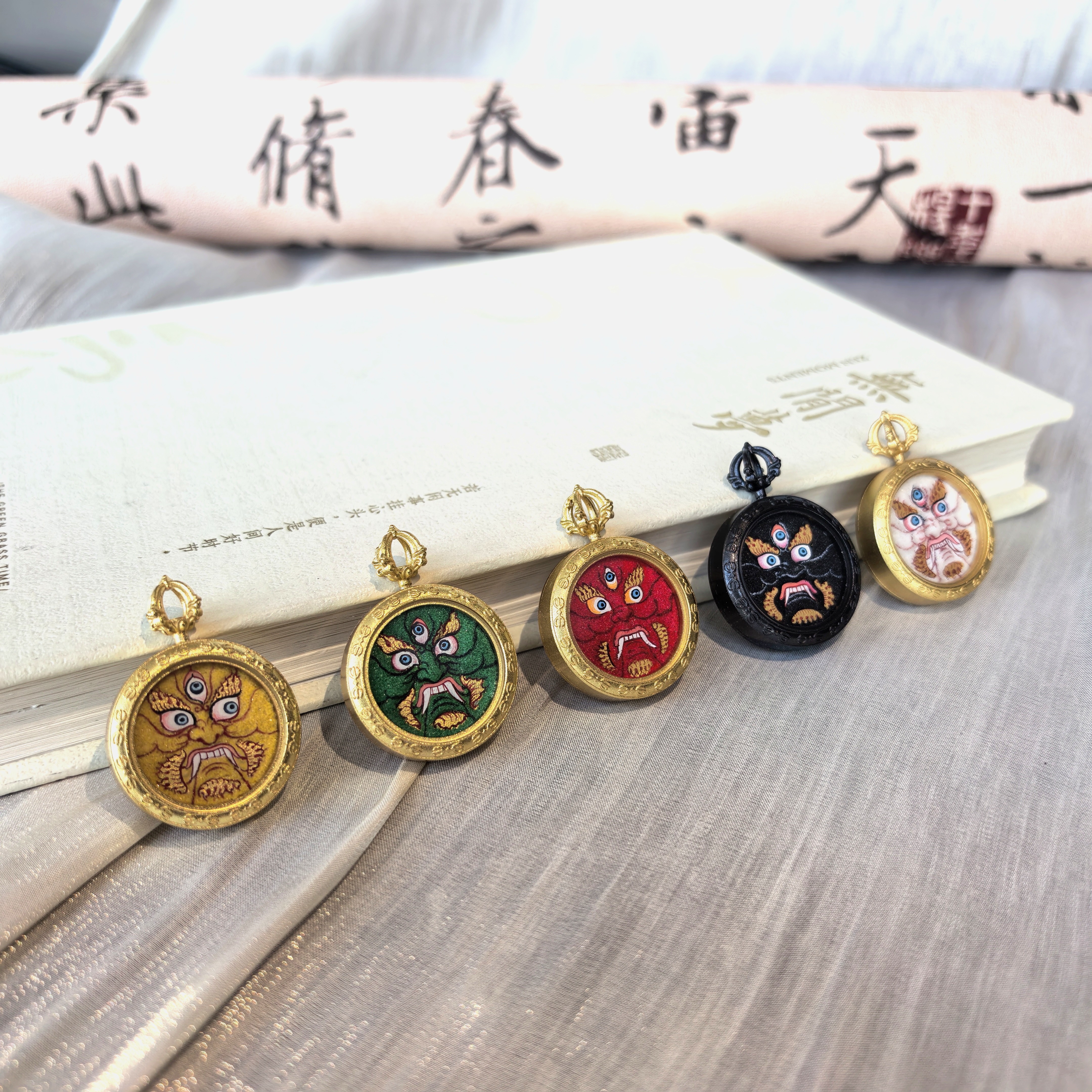 纯手绘粗矿砂2.0五路财神立体凸砂唐卡吊坠（以直播间展示为准）