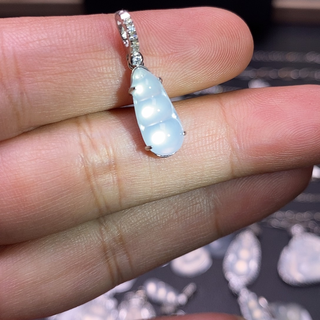 翡翠银S925镶嵌颈饰福豆