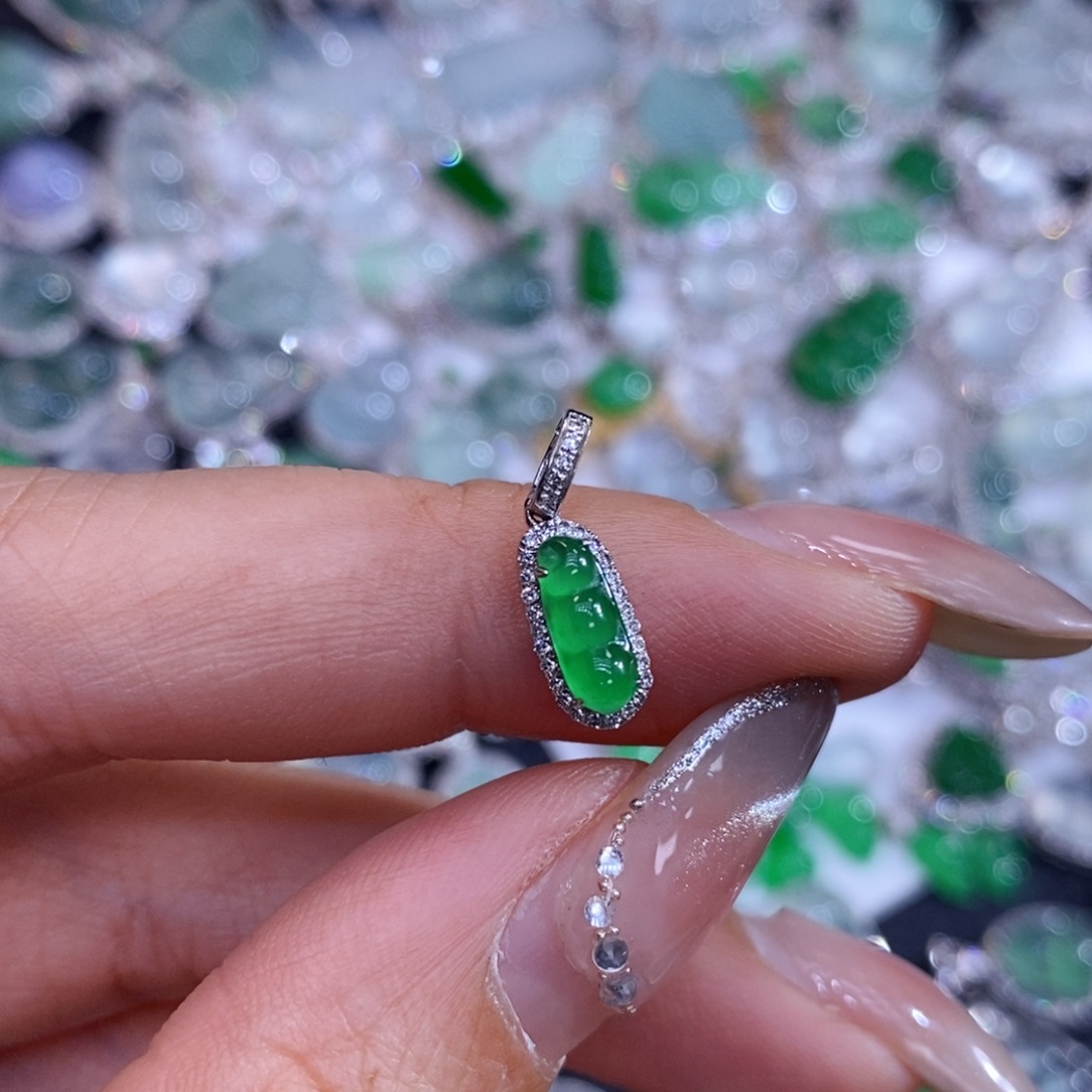 翡翠18K金镶嵌颈饰