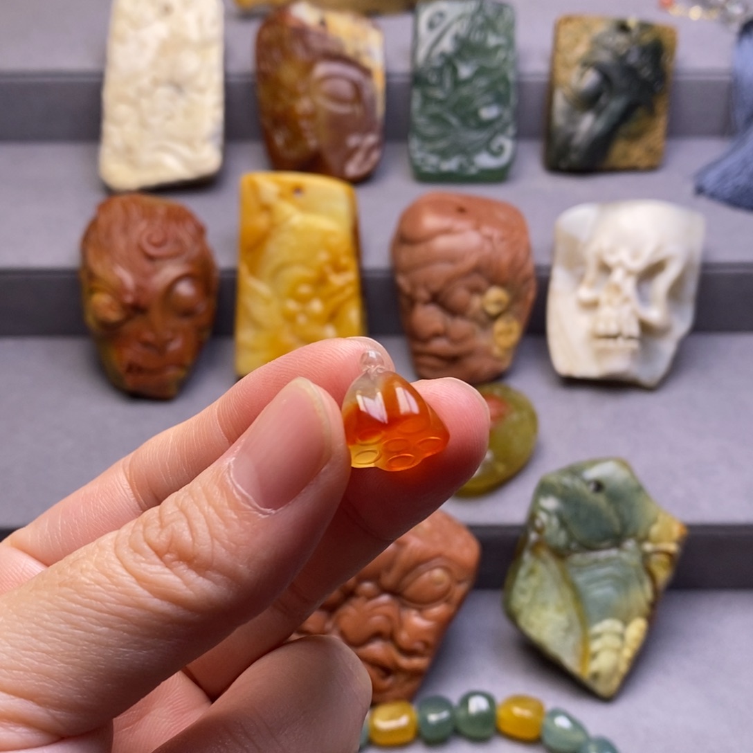 尧***乐岫玉未镶嵌颈饰挂件