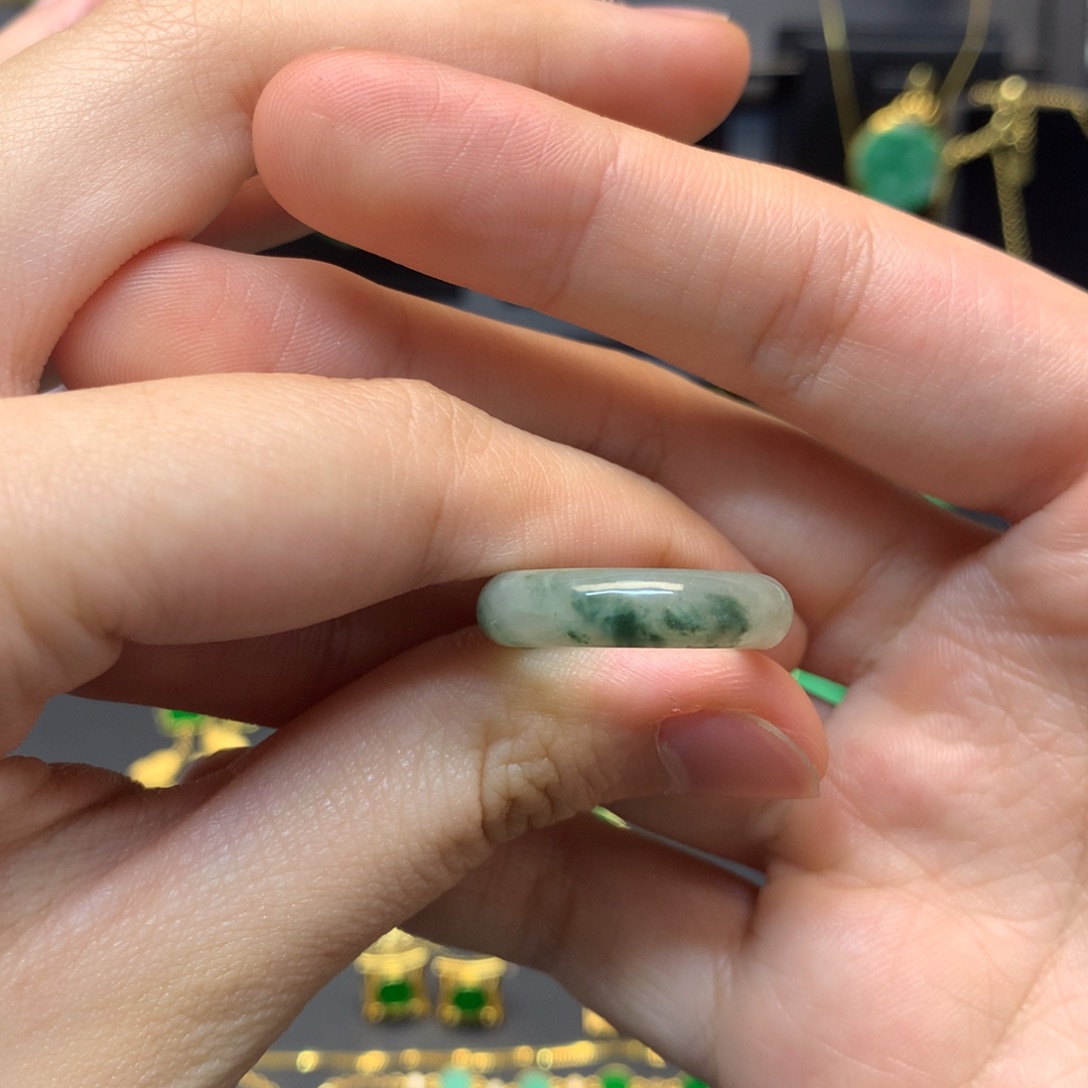 翡翠未镶嵌戒圈有纹裂