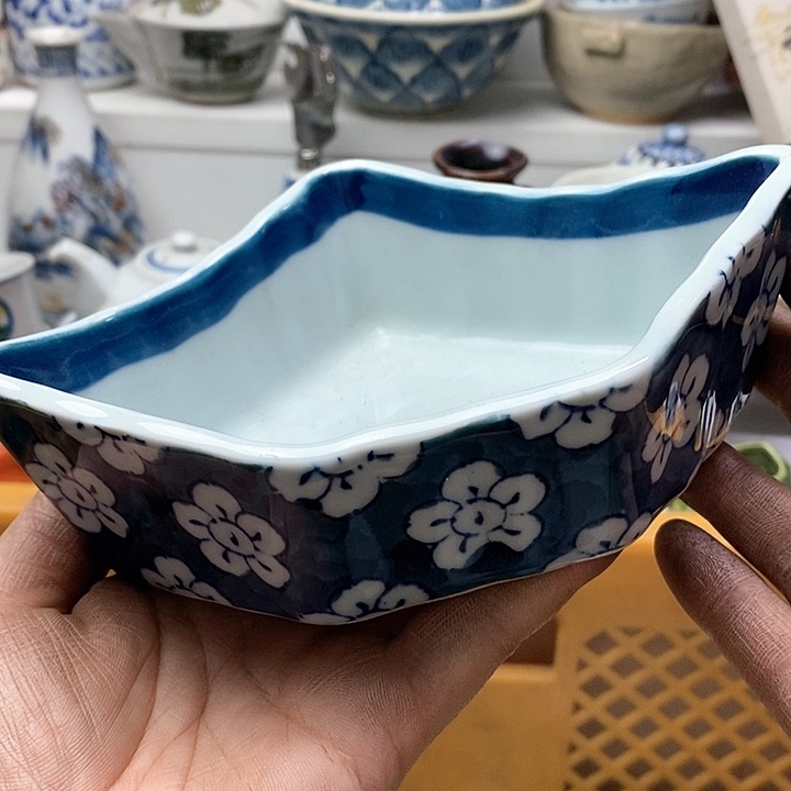 瓷片瓷器和陶器中也存在很多种类