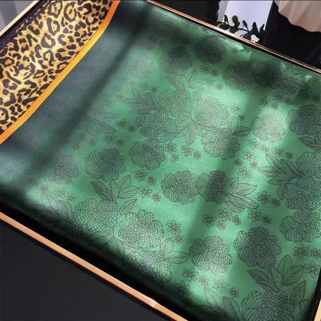 1430 双面缎90*90大方巾墨绿色豹纹花