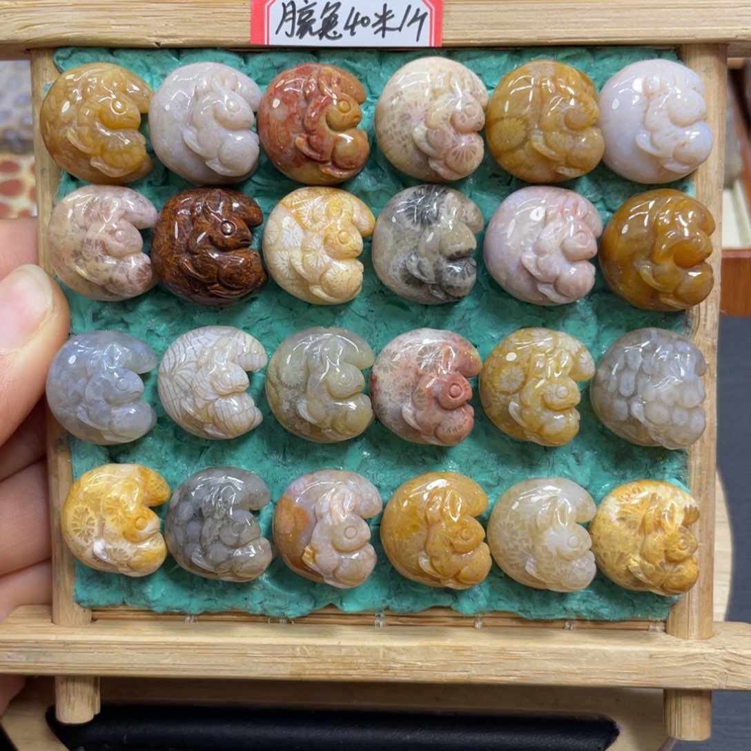 硅化玉未镶嵌颈饰月亮兔40米1个