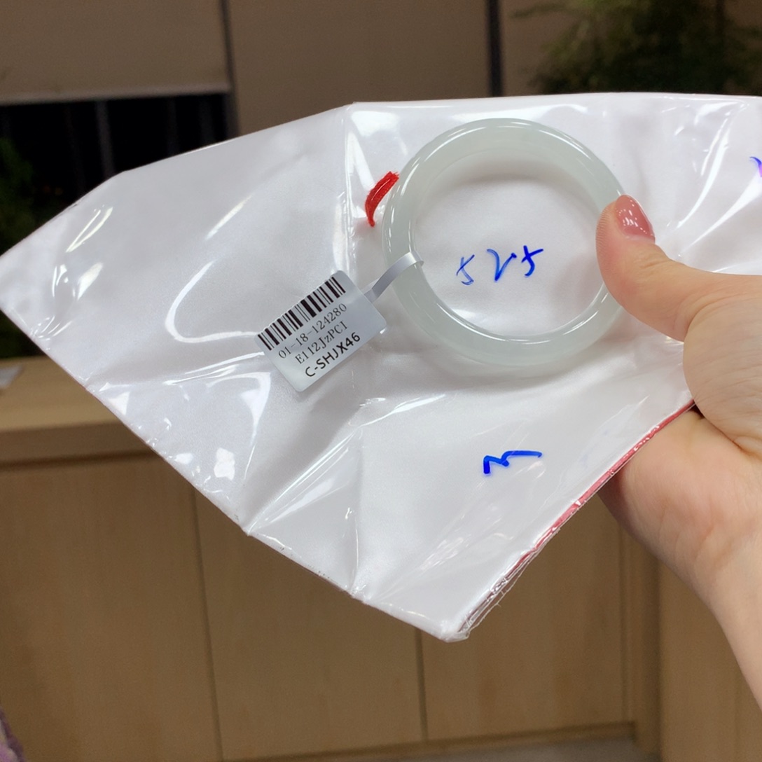 翡翠手镯未镶嵌不退不换