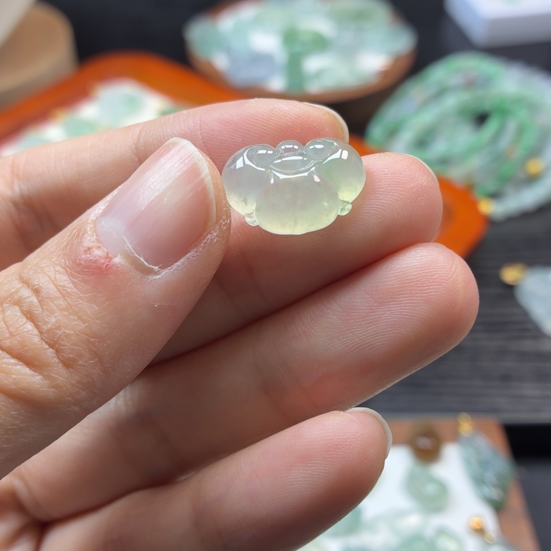 翡翠未镶嵌颈饰如意锁