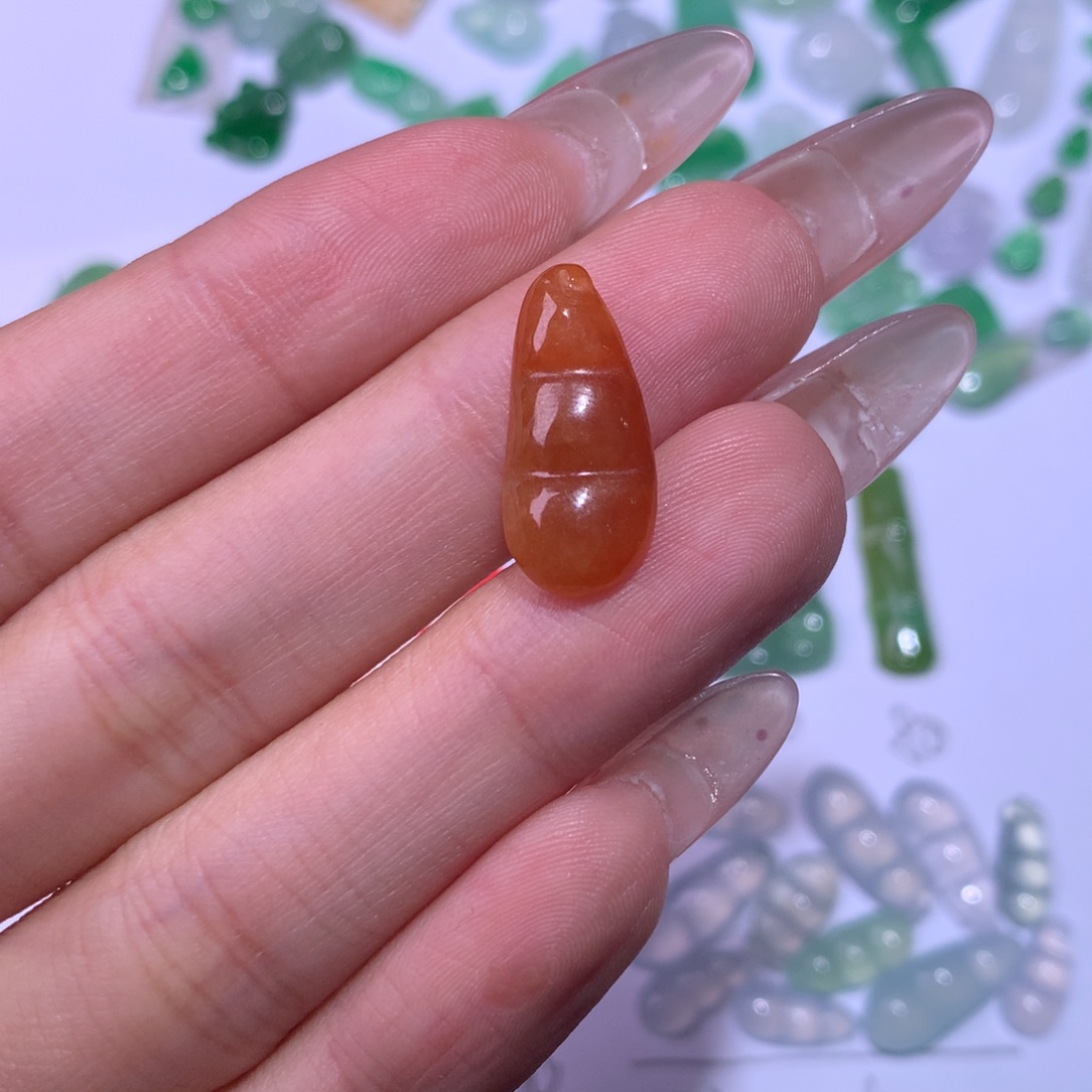 翡翠未镶嵌颈饰豆子