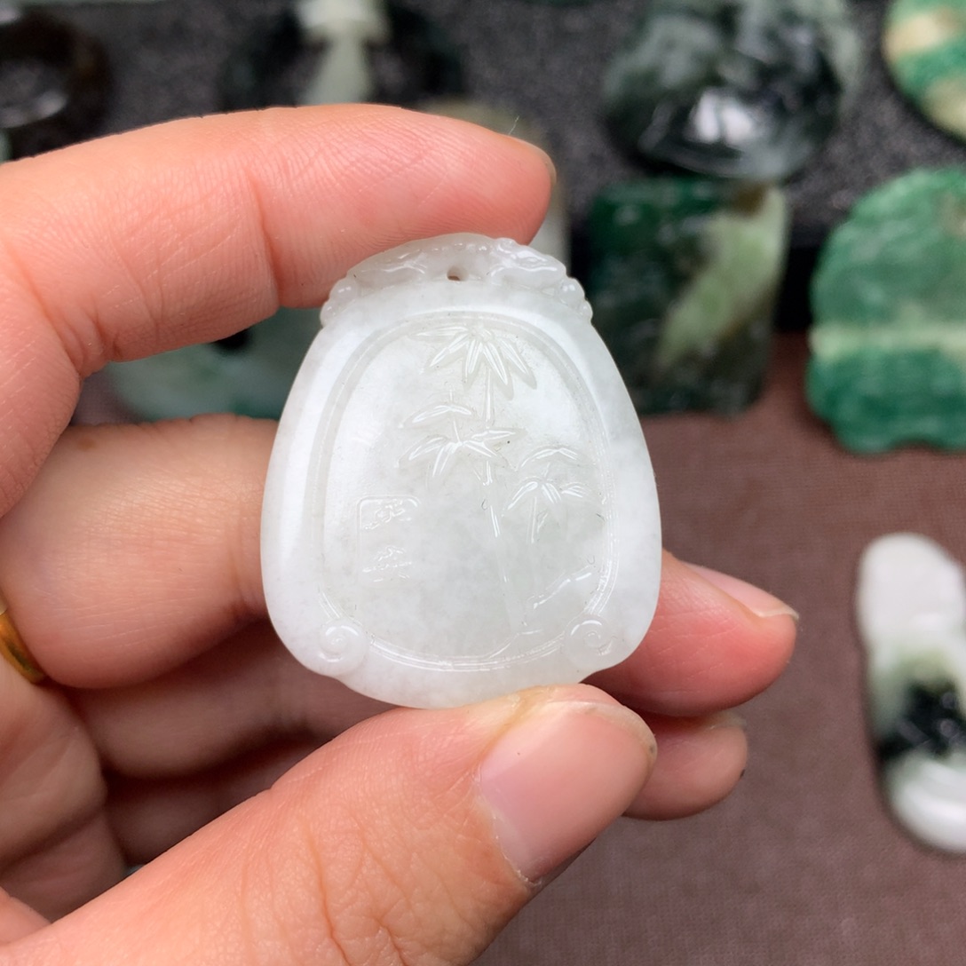 独山玉未镶嵌颈饰