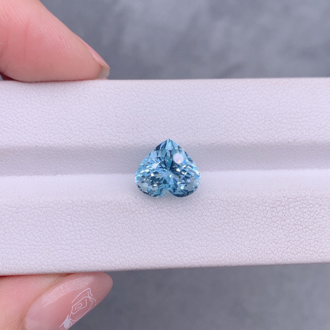 海蓝宝石裸石4.06克拉心形精切