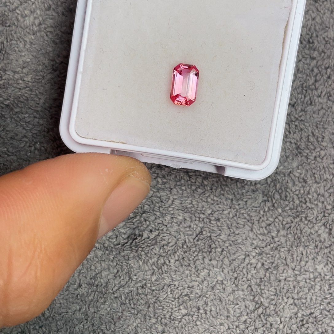 蓝宝石裸石未镶嵌0.92Ct。  
