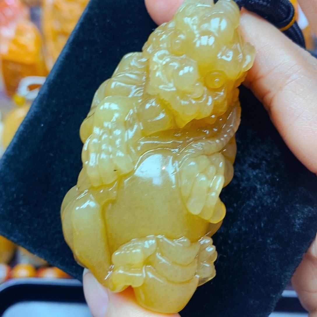 未镶嵌石英质玉（黄龙玉）颈饰