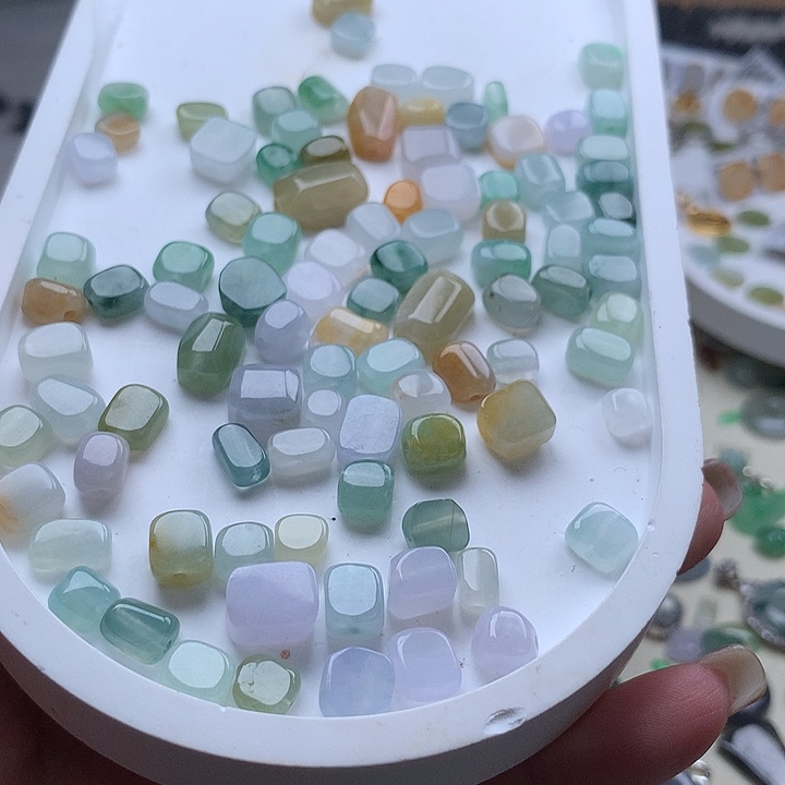 翡翠颈饰未镶嵌随型1个