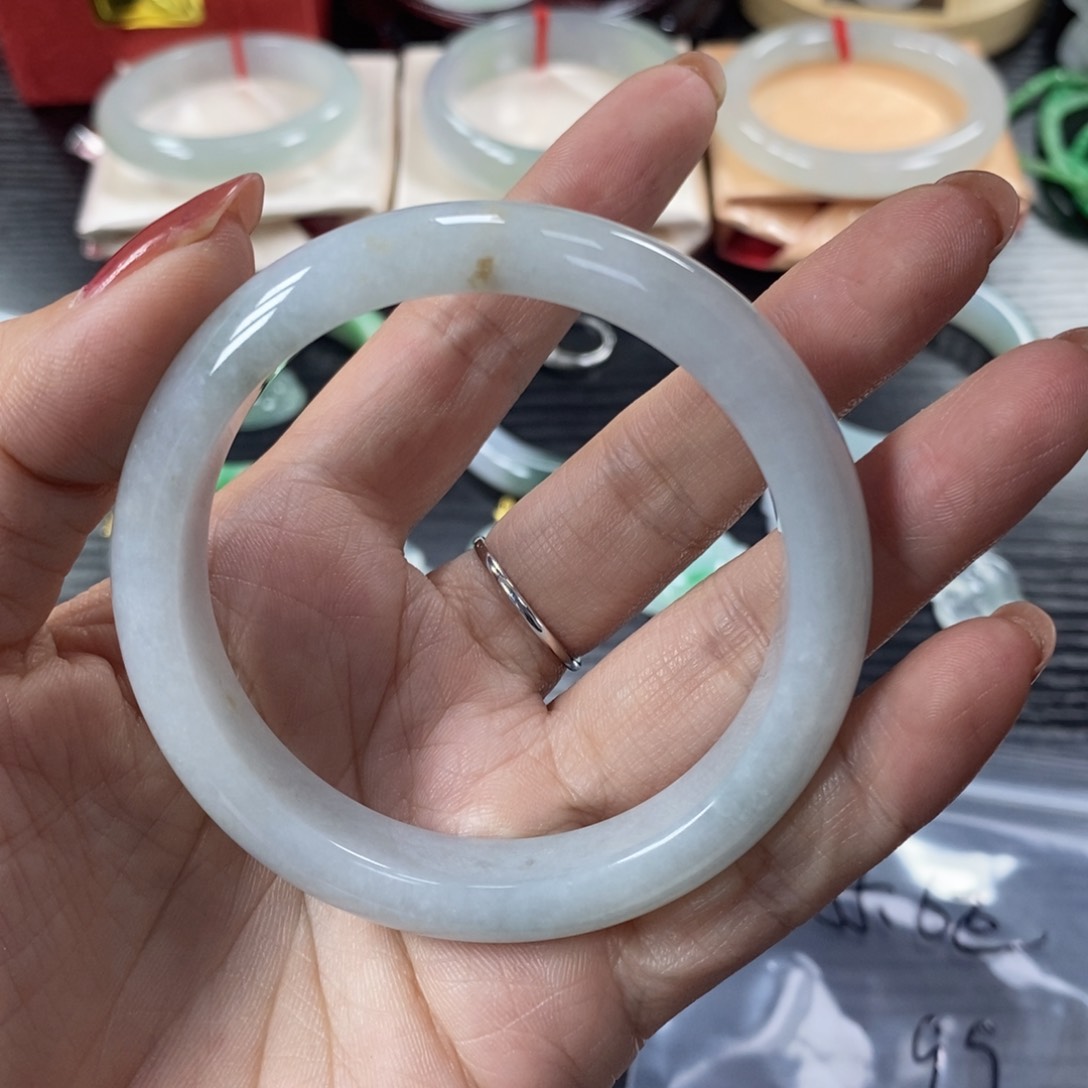 翡翠手镯未镶嵌天然翡翠