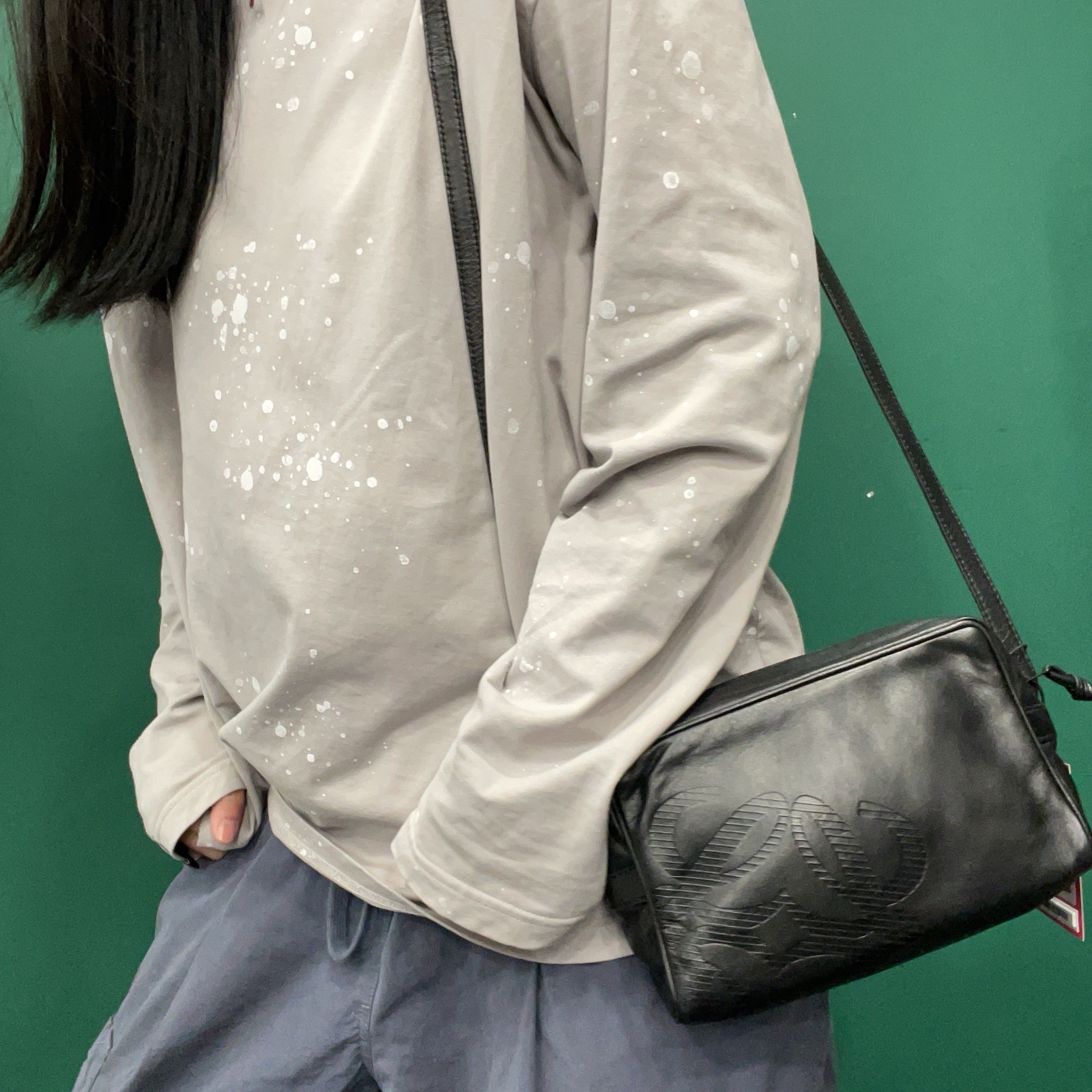 95新 LOEWE/罗意威 【KK】 24BJ11 黑色压纹logo斜挎包