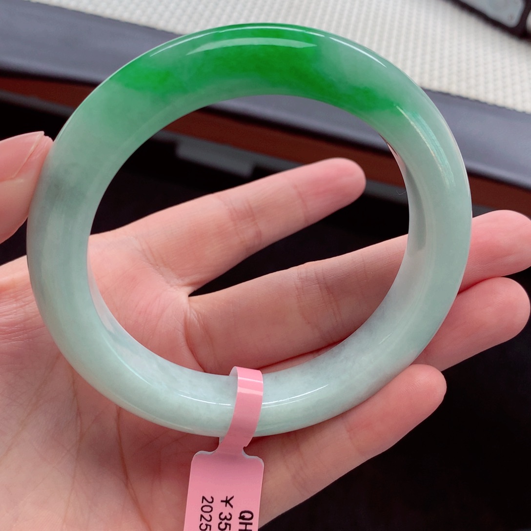 翡翠手镯未镶嵌霸**姬翡翠