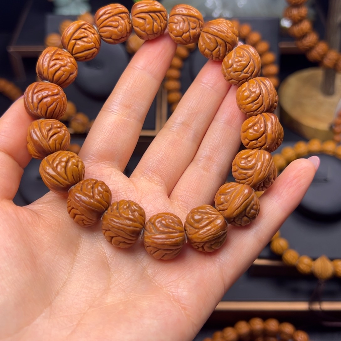 又***绿手串桃核荔枝16手串