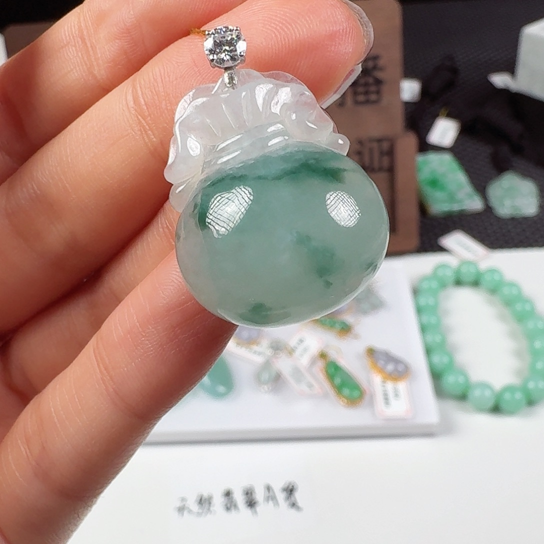 翡翠18K金镶嵌颈饰