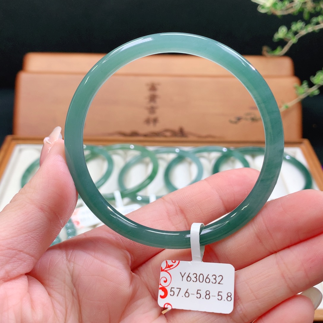 翡翠手镯未镶嵌天然