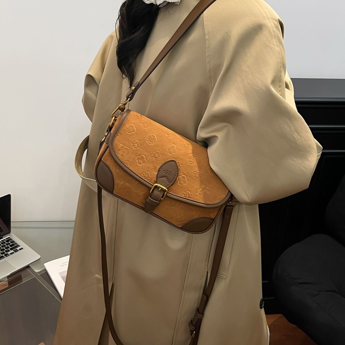 高级包包腋下秋冬新款百搭时尚斜挎包单肩小方包洋气法棍包磨砂