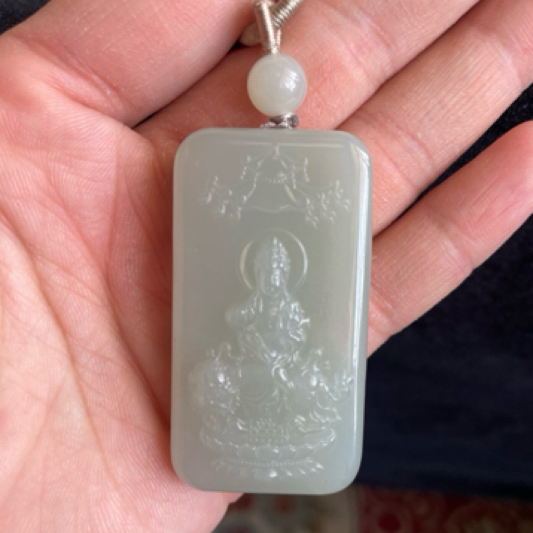 新疆和田玉且末微色差近矿J