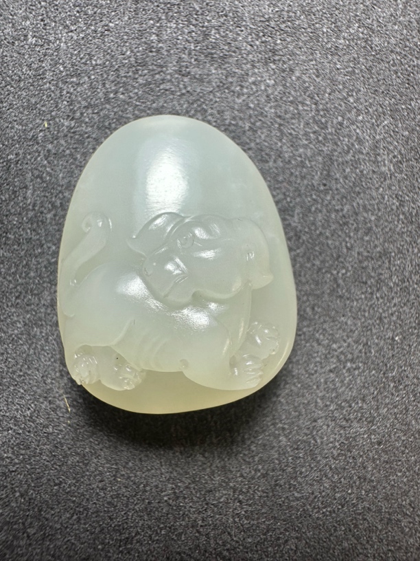 和田籽玉生肖狗，玉质细腻、油润，雕刻的狗生动活泼。