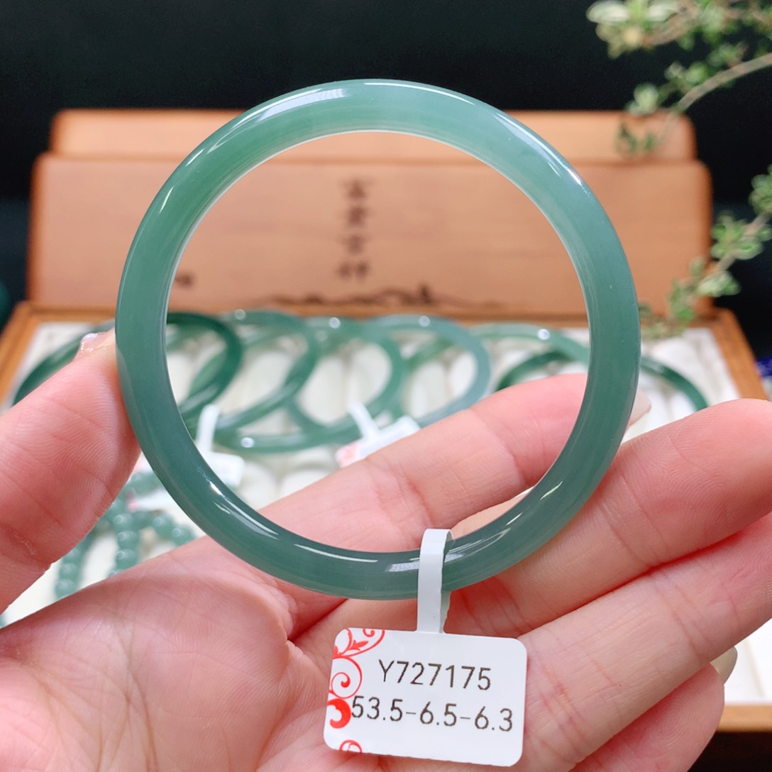 翡翠手镯未镶嵌天然