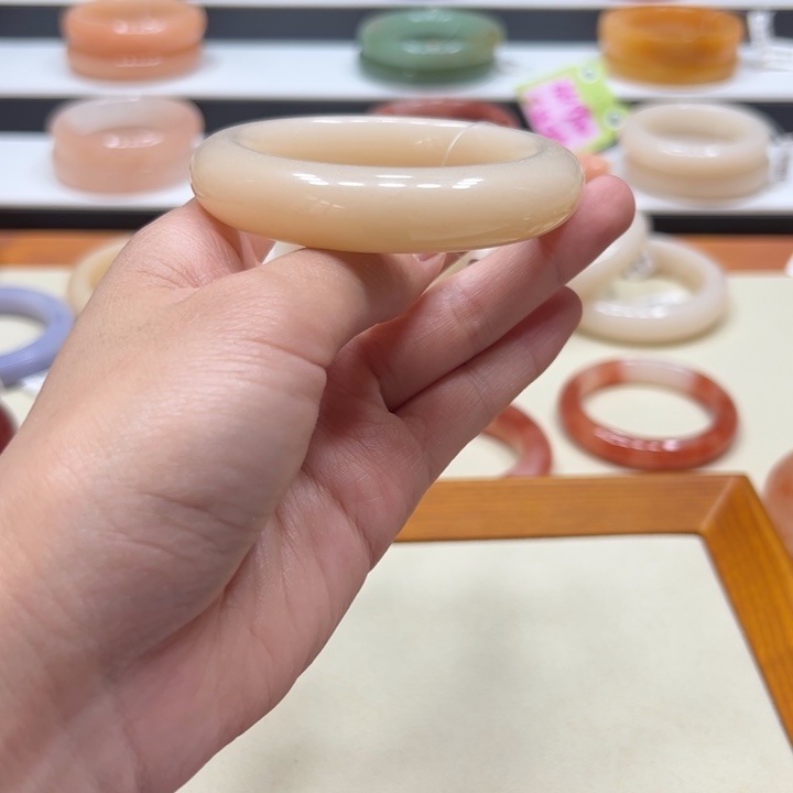 冬***开石英质玉（佘太翠）手镯未镶嵌