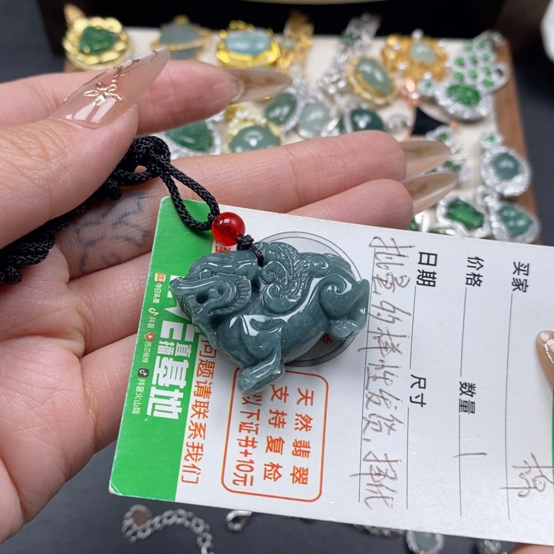 翡翠颈饰未镶嵌翡翠