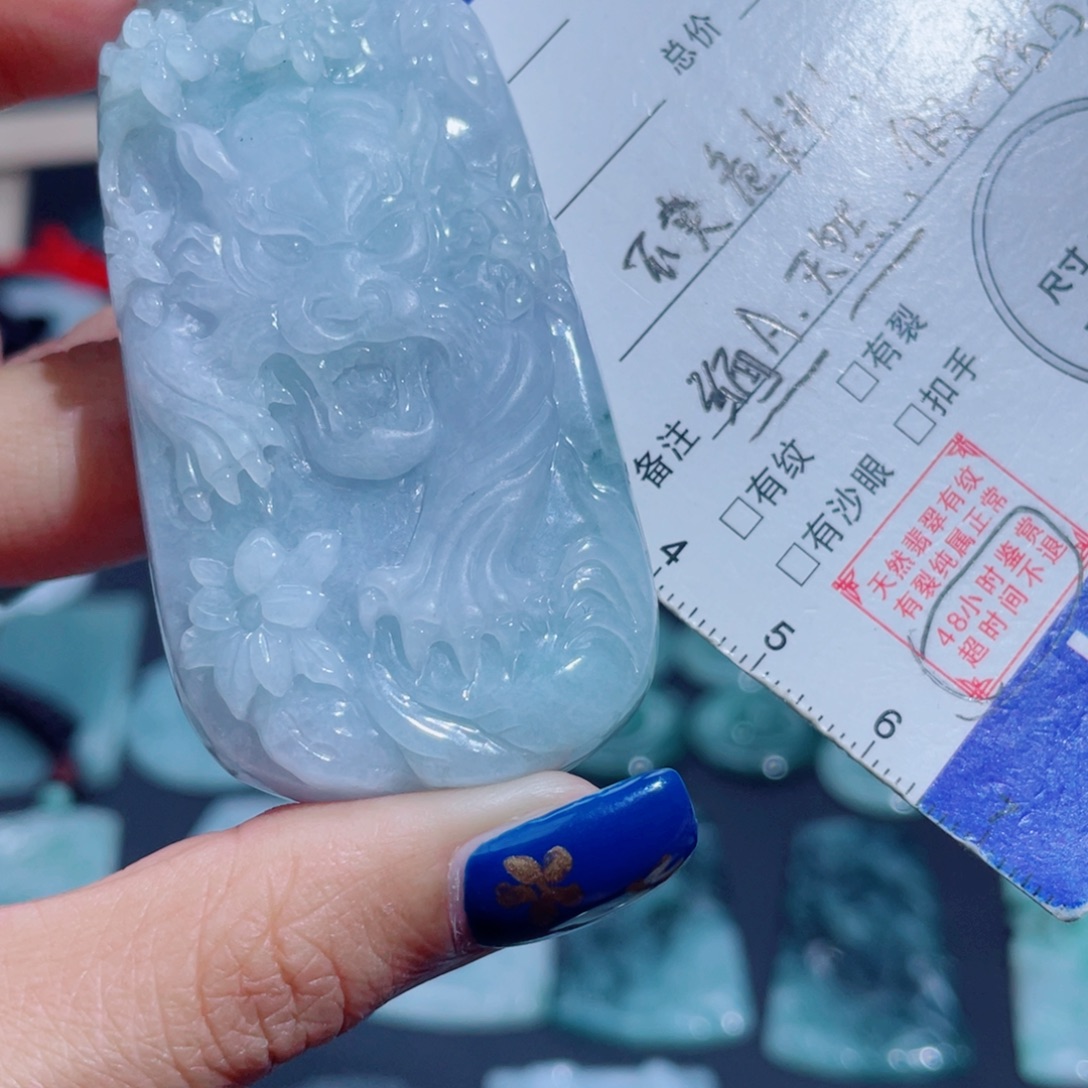翡翠未镶嵌颈饰虎牌