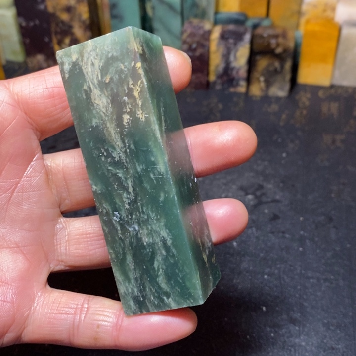 昌化鸡血石浅绿冻