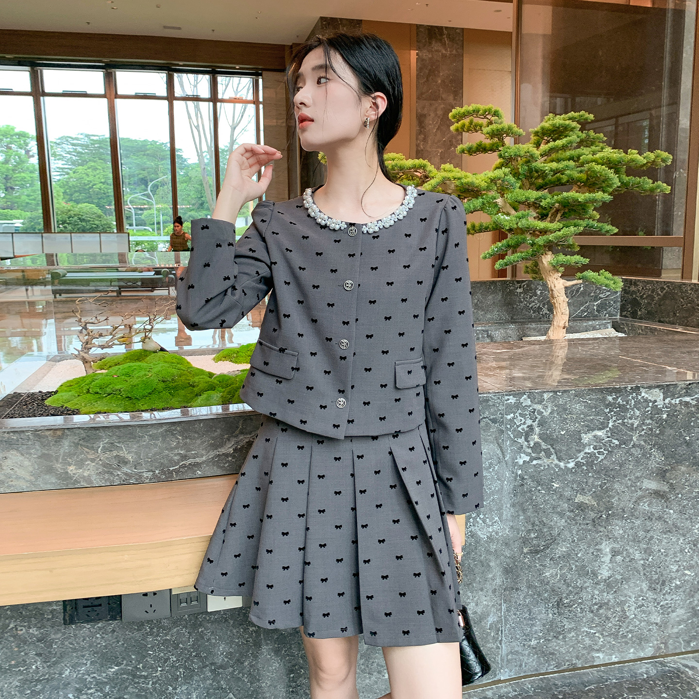 奢姿大码女装2025秋装新款圆领镶钻外套小香风气质减龄胖妹妹套装