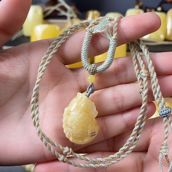 琥珀未镶嵌裸石鱼吊坠