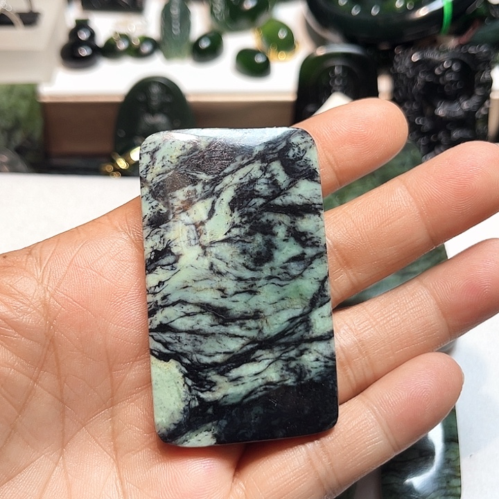 身***范蛇纹石玉未镶嵌颈饰