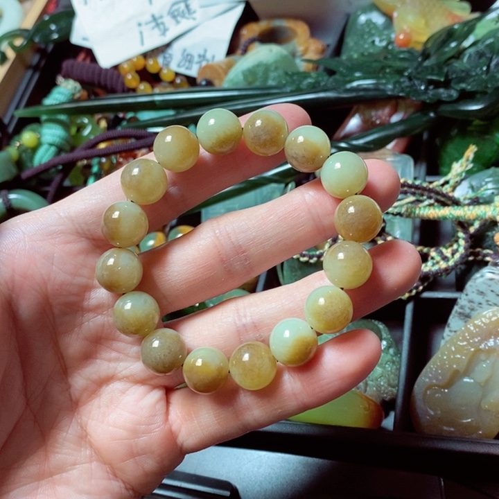 透闪石质玉颈饰未镶嵌