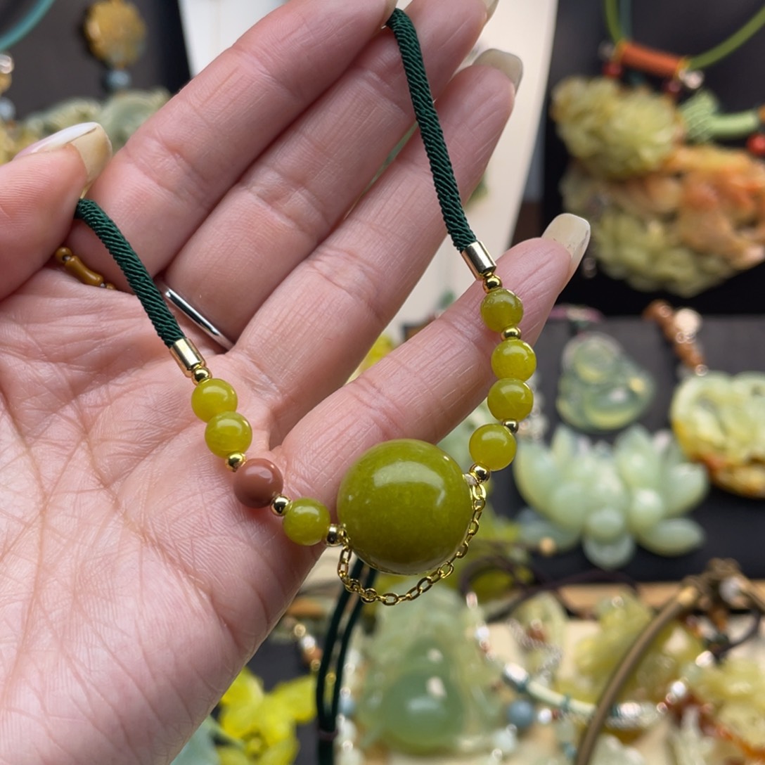 蛇纹石玉未镶嵌颈饰