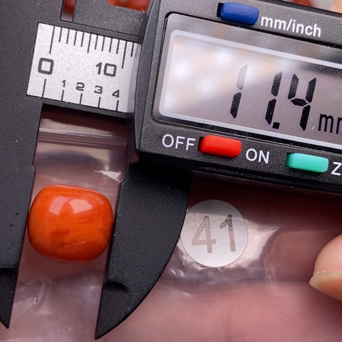 南红玛瑙未镶嵌配饰有瑕疵