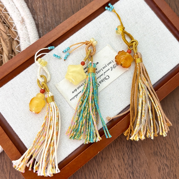 蜜蜡小可爱万能挂流苏款，灵活精致实用，琥珀蜜蜡原矿多样性发其一