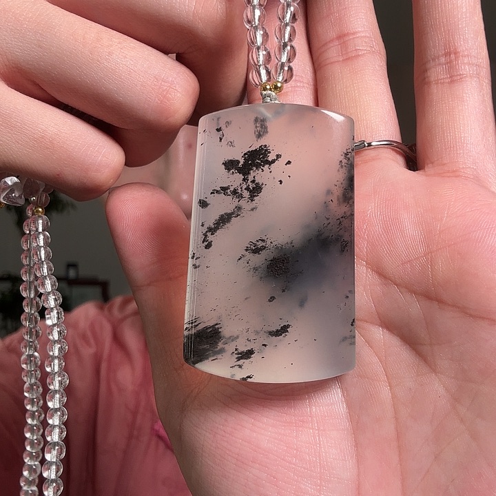 晚***.蛇纹石玉足银镶嵌颈饰