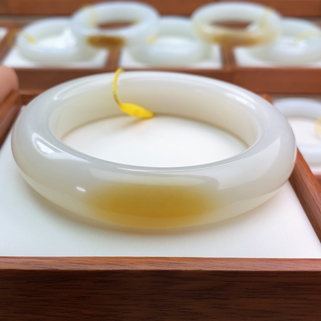 和田玉（糖玉）手镯未镶嵌A***e