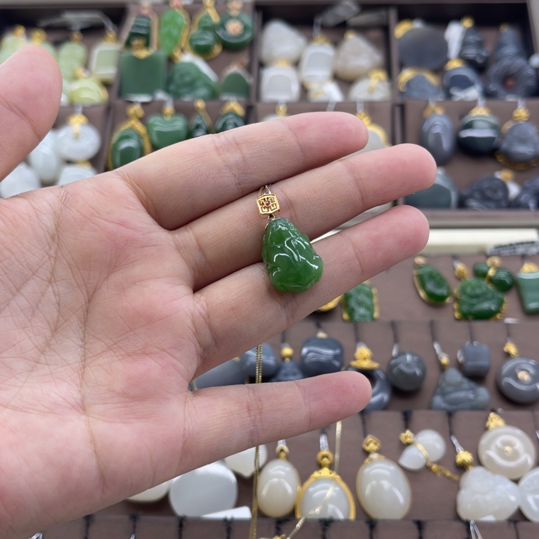 和田玉18K金镶嵌吊坠(赠链)