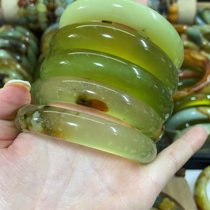 蛇纹石玉未镶嵌手镯