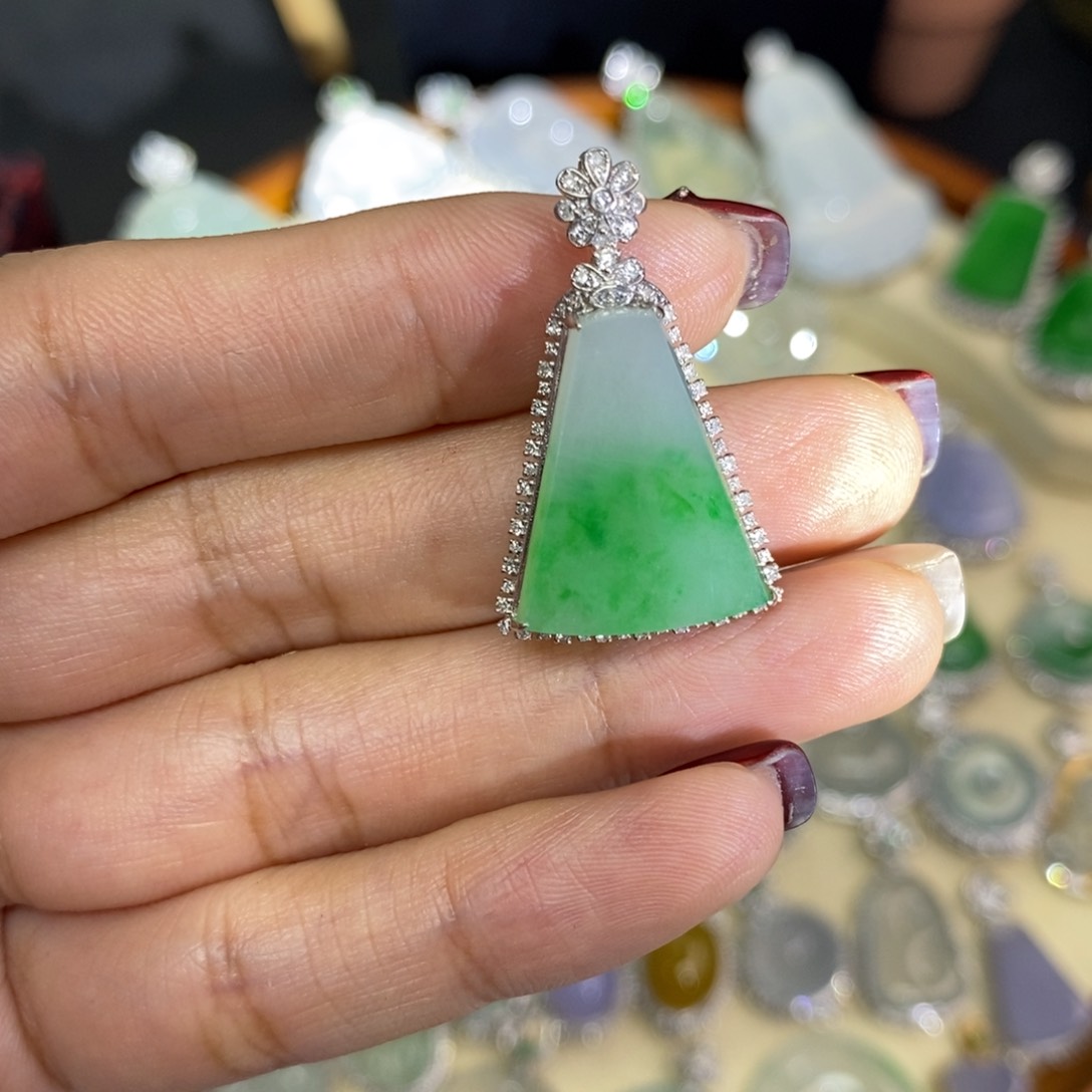 翡翠颈饰18K金镶嵌A货翡翠