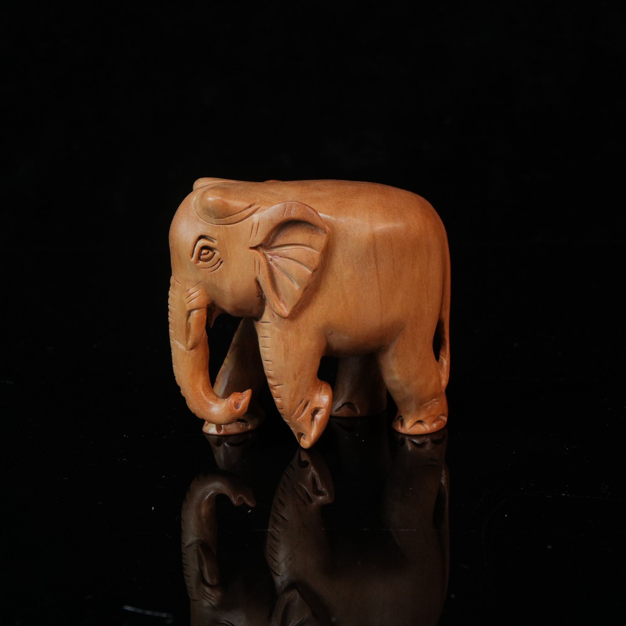 A7187 印度老山檀香大象 5.65x3.3x5.3cm 44.7g