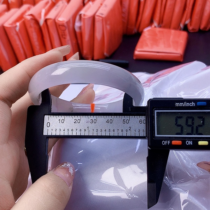 翡翠手镯未镶嵌121。   