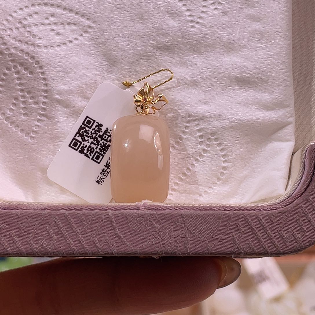 吊坠(不含链)18K金镶嵌和田玉藕粉浓红粉色标面包无事牌