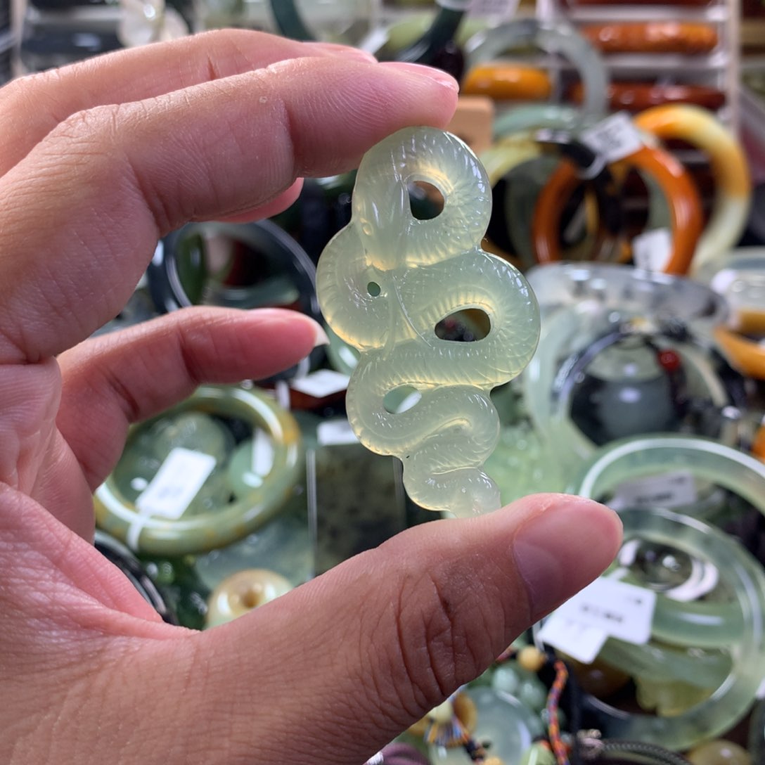 蛇纹石玉颈饰未镶嵌