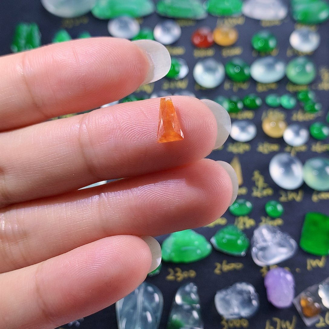 翡翠颈饰未镶嵌天然翡翠高冰红切割