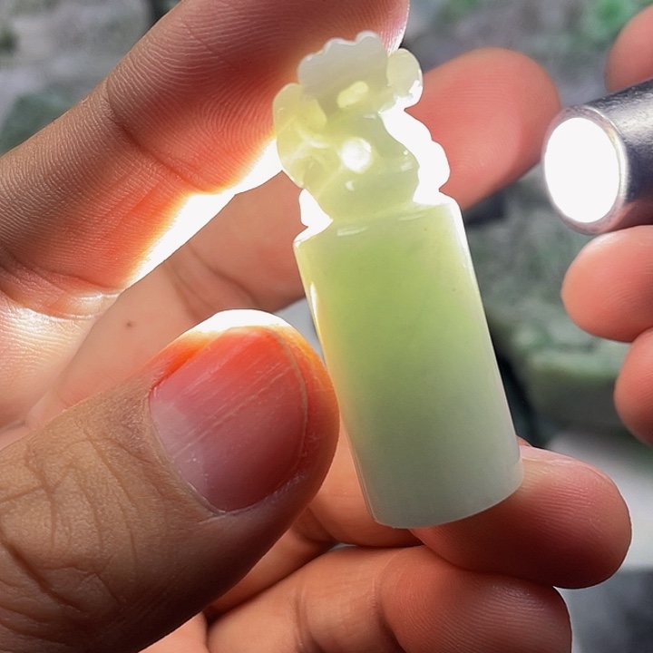 翡翠未镶嵌颈饰印章