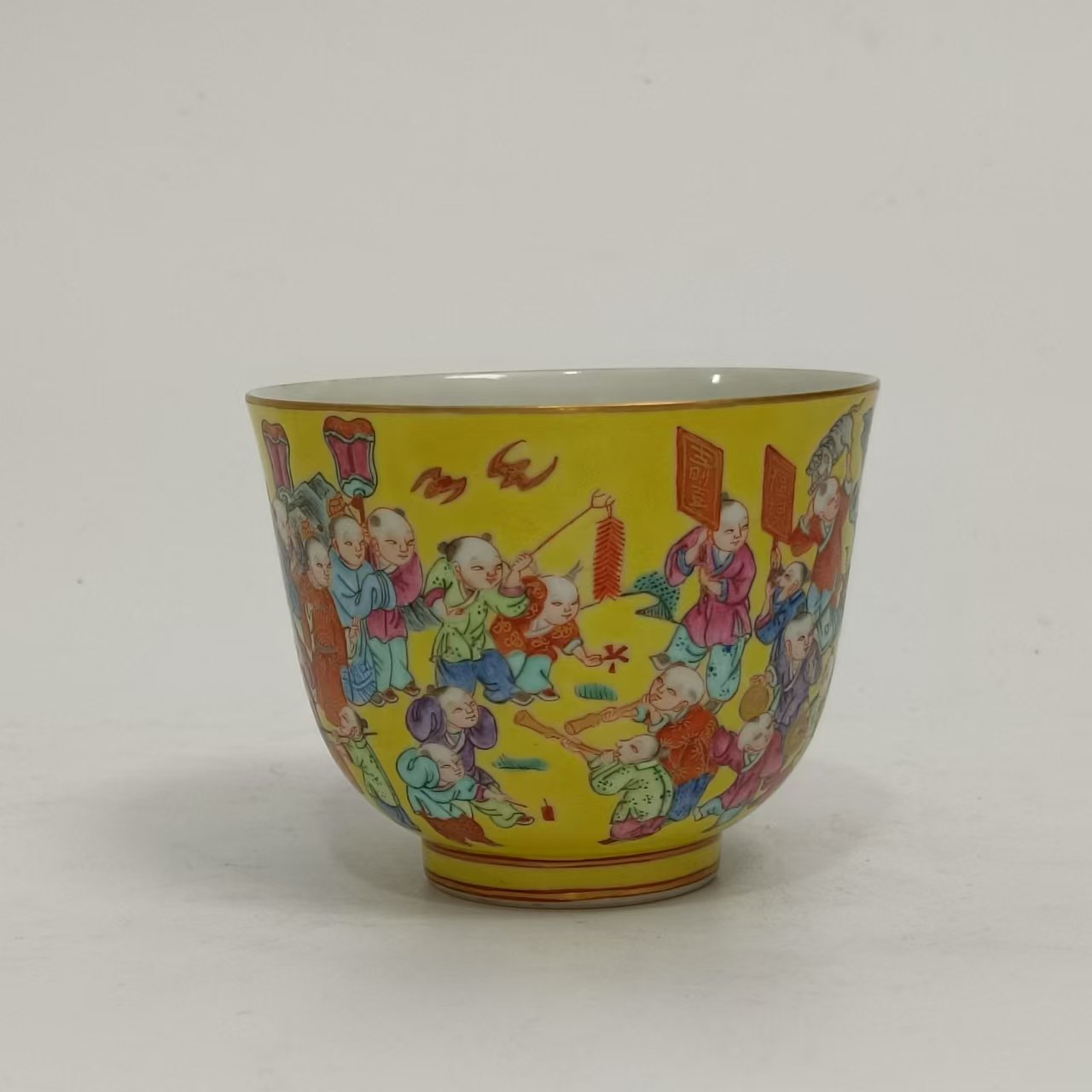 黄地粉彩百子闹春主人杯 H501-111j